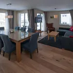 The House Zell Am 4*