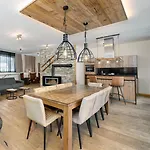 The House Zell Am Aparthotel 4*