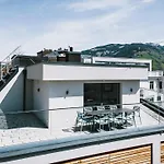 The House Zell Am Aparthotel 4*