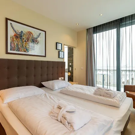 The House Zell Am 4*