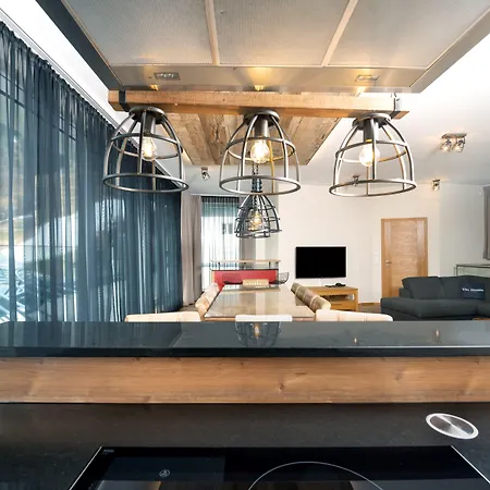 Lägenhetshotell The House Zell Am 4*